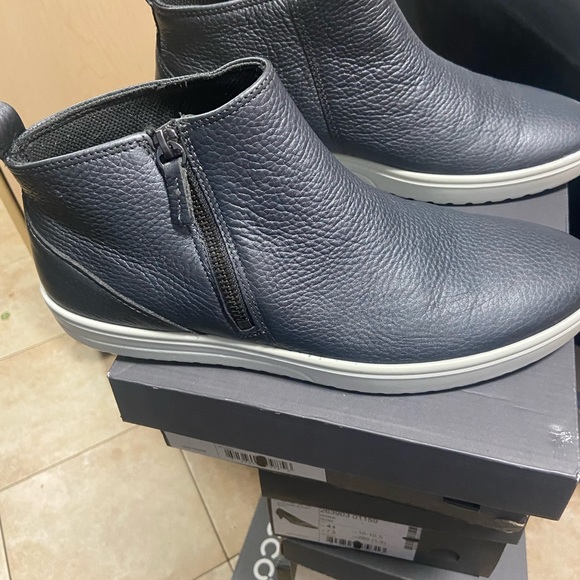 Ecco Farah metallic Grey ankle bootie/sneaker new- Size 41 - Picture 2 of 7